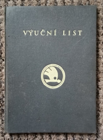 ŠKODA 1928 - výuční list zámečníka (velikost A6) s krásným zlaceným prolisem.