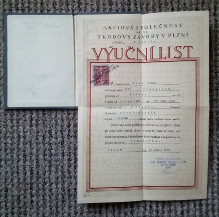 ŠKODA 1928 - desky, v nichž je složený výuční list.