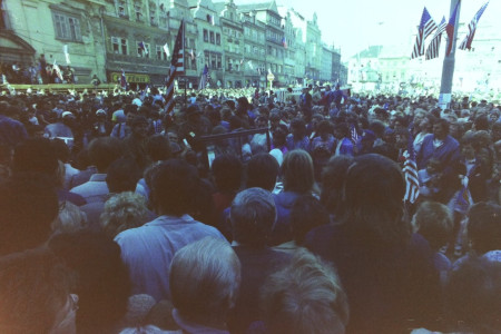 Slavnosti svobody květen 1990. Zaplněné náměstí Republiky svědčilo o velké porevoluční euforii (foto Zbyněk Šůcha)