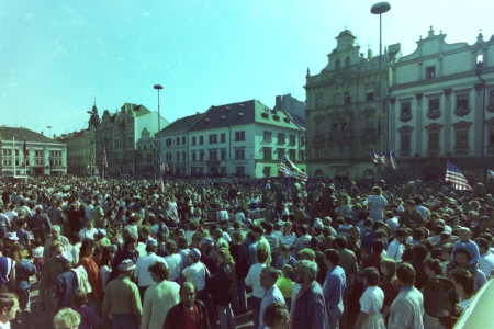 Na náměstí přišly davy lidí (foto Z. Šůcha, 6.5. 1990)