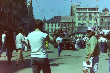 Vojenská auta jezdila v koloně kolem náměstí (foto Z. Šůcha)