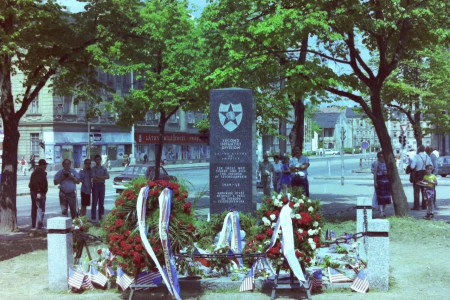 Na Chodském náměstí byl postaven nový pomník americké armádě (foto Z. Šůcha)