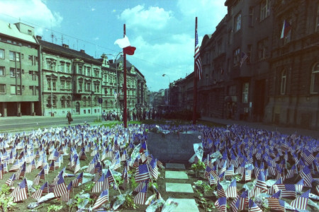 Na křižovatce U Práce byl položen základní kámen k budoucímu památníku "Díky Ameriko". Symbolicky na něj poklepal nový prezident Václav Havel a velvyslankyně USA Shirley Temple - Blacková. (foto Z. Šůcha)