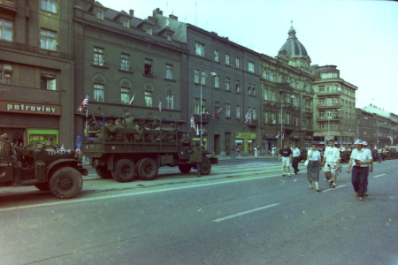 Po Klatovské třídě projela kolona vojenské historické techniky (foto Z. Šůcha)