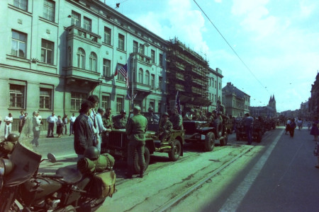 Dobová vojenská vozidla na Klatovské třídě (foto Zbyněk Šůcha, 6. května 1990)