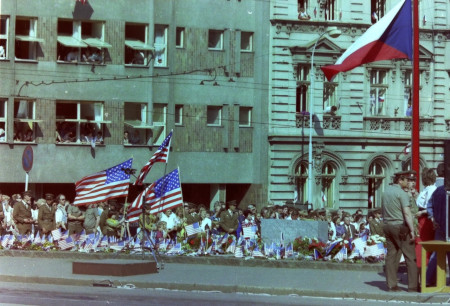 Základní kámen budoucího památníku osvoboditelům Plzně byl v době návštěvy prezidenta Václava Havla 6. května 1990 doslova v obležení (foto Z. Šůcha)