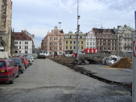 50) Rekonstrukce dlažby náměstí. Odtud jezdívala autobusová linka č. 20 na Bílou Horu. Foto: Zbyněk Šůcha 31.10. 2006