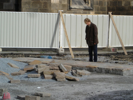51) Rekonstrukce povrchu náměstí. Výměna dlažby okolo kostela sv. Bartoloměje. Foto: Z. Šůcha 31.10. 2006